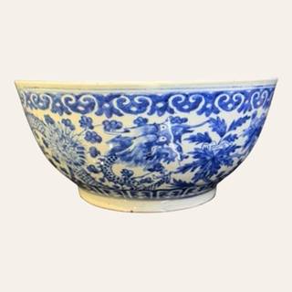 Medium-sized white-glazed ceramic bowl decorated with blue underglaze.