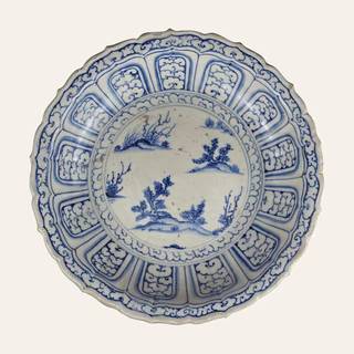 Meidum-sized Chu Đậu white-glazed blue-and-white ceramic dish with a petal-shaped rim